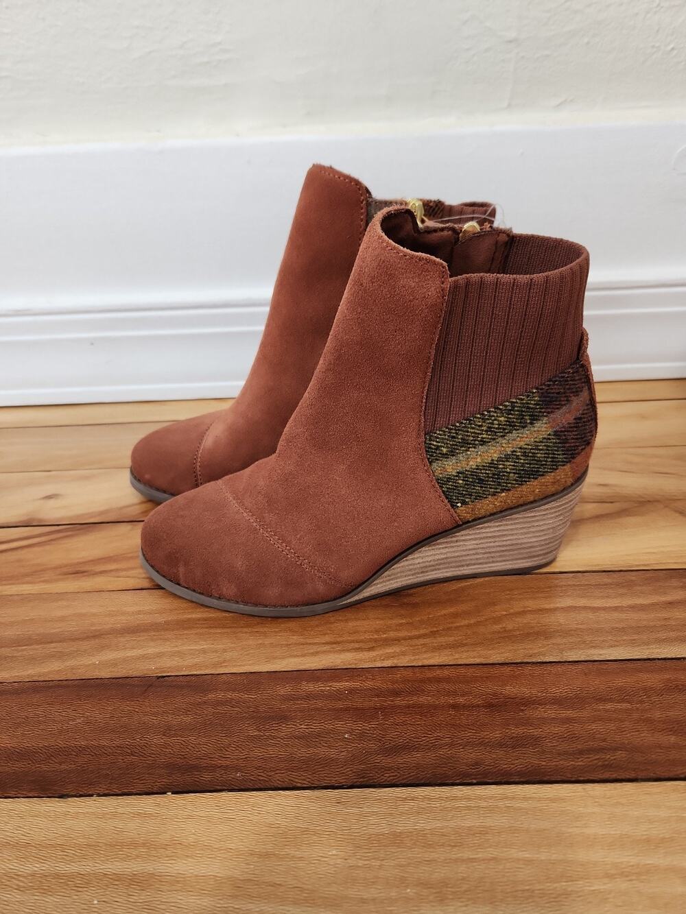 TOMS Sadie Dark Ember Suede/Plaid Wedge Ankle Booties Women’s Size 7.5 NWT